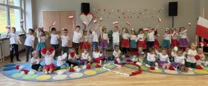 ,,Szkoła do hymnu“ – radosne święto w przedszkolu (4)