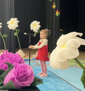 „Pavasario pievelėje“ – pirmasis skaitovų konkurso etapas mūsų darželyje (19)