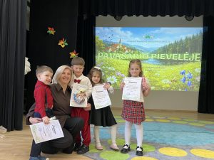 „Pavasario pievelėje“ – pirmasis skaitovų konkurso etapas mūsų darželyje (22)