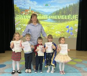 „Pavasario pievelėje“ – pirmasis skaitovų konkurso etapas mūsų darželyje (25)
