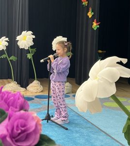 „Pavasario pievelėje“ – pirmasis skaitovų konkurso etapas mūsų darželyje (4)