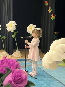 „Pavasario pievelėje“ – pirmasis skaitovų konkurso etapas mūsų darželyje (9)