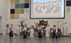 Kai maža širdelė plaka liaudies šokio ritmu (2)