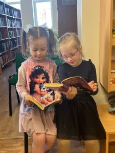 Wizyta w bibliotece – spotkanie z książką (10)