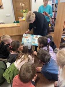 Wizyta w bibliotece – spotkanie z książką (15)