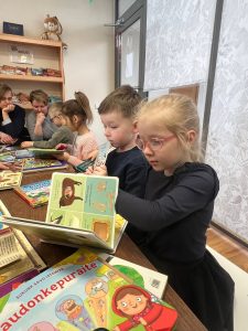Wizyta w bibliotece – spotkanie z książką (6)
